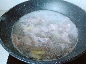 焯水期间撇去浮沫，焯水两分钟左右捞出清洗一下。