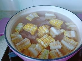 把排骨，玉米一起放入炖锅。