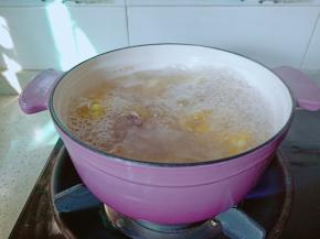 开大火煮开，转中火蹲起四十五分钟左右。