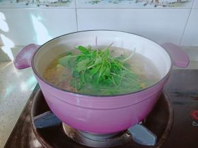 待玉米与排骨熟透加入豆苗。