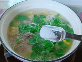 豆苗煮一分钟就可以，加盐一勺。