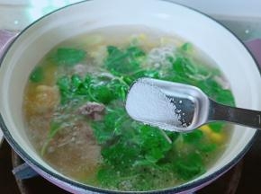 豆苗煮一分钟就可以，加盐一勺。