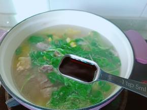 加生抽一勺，将调味料拌均匀即可关火。