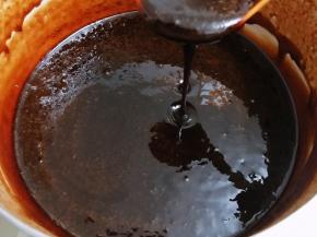 等凉到温热加入蜂蜜搅拌均匀