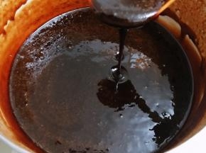 等凉到温热加入蜂蜜搅拌均匀