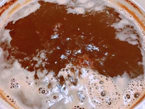 把过滤出来的汁水装在砂锅或者搪瓷锅里，大火煮开后转中小火开始熬膏，开始一个小时不用怎么守着