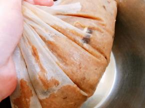 我用的100目过滤豆浆的袋子，把煮好的梨汁全部过滤出来，尽量用力把汁水全部挤出来。渣我是直接丢弃没要的