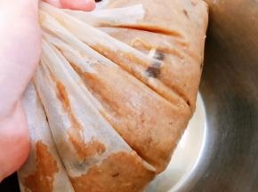 我用的100目过滤豆浆的袋子，把煮好的梨汁全部过滤出来，尽量用力把汁水全部挤出来。渣我是直接丢弃没要的