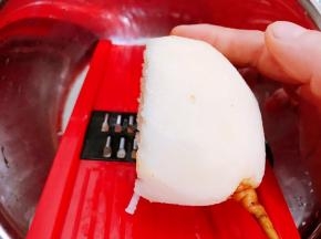用擦丝器擦成细丝，核丢弃不要