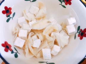 白茯苓和百合干用清水泡15分钟