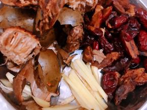 红枣去核切条，罗汉果洗净掰碎，老姜切丝