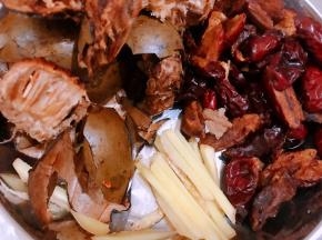 红枣去核切条，罗汉果洗净掰碎，老姜切丝
