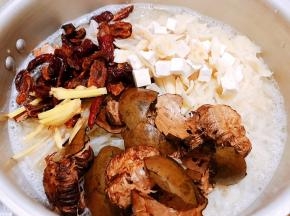 加入罗汉果，姜丝，大枣，茯苓，百合，冰糖搅拌均匀，大火煮开后转小火煮35分钟