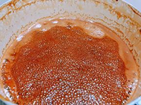 等锅里剩下只有3分之一的时候就要勤搅拌，以免糊锅，如果噗锅就要转最小火