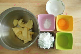 黄油提前切出软化。一定要软化到膏状，很软的状态。然后准备好其他材料。