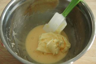 用蛋抽充分搅打均匀，直到蛋黄颜色微微变白，略浓稠的状态。加入软化的黄油。
