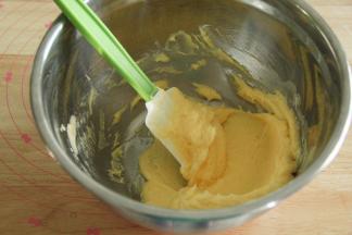 用刮刀切拌按压混合均匀。黄油软化很到位，所以很容易就能混合。