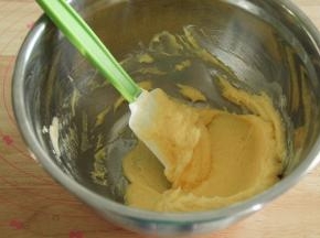 用刮刀切拌按压混合均匀。黄油软化很到位，所以很容易就能混合。