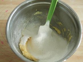 提前将中筋面粉和泡打粉混合均匀，让泡打粉分布均匀。然后过筛入混合糊中。撒上海盐（海盐粗可以提前捏细备用）。