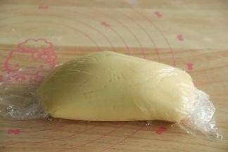 用切拌按压的方法，混合成均匀无干粉的面团。放入保鲜膜中，冷藏20分钟。