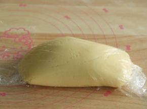 用切拌按压的方法，混合成均匀无干粉的面团。放入保鲜膜中，冷藏20分钟。