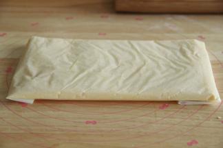 冷藏好的面团取出，放置在两张油纸中间，擀开成1CM厚度，圆形方形薄片都可以，冷冻一小时！