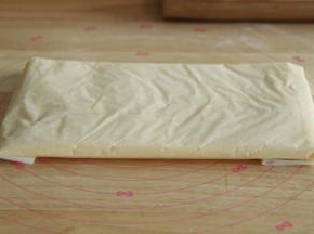 冷藏好的面团取出，放置在两张油纸中间，擀开成1CM厚度，圆形方形薄片都可以，冷冻一小时！