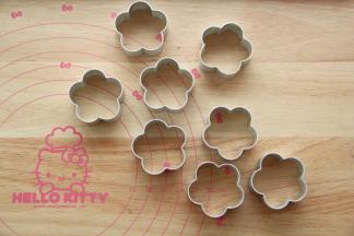 、放入冰箱冷藏20分钟，让饼干表面的蛋液干燥。期间可以将模具抹上一层薄薄的黄油备用。烤完好脱模，不会粘住。预热烤箱，上下180度。