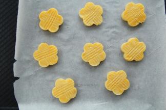 然后取出冷藏中的饼干，再次刷上一层蛋液，用叉子背面横竖划上纹路，可以稍稍用点力，不要划的太浅。