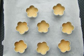 然后将抹完黄油的模具套回饼干上，模具最好比饼干要大一点，比较好操作，实在没有同款模具，同样大小小心一些套回饼干上也是可以的。