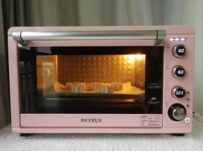 放入预热好的烤箱中层偏下，转160度，烤25分钟。然后取出，将模具脱模，将饼干再放回烤箱，继续160度烤3分钟即可！