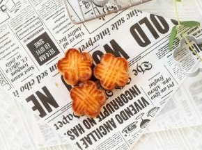 出炉，转移到冷却架上，完全冷却即可！刚烤完，外壳脆内里软，完全冷凉后就会变得酥脆啦！冷凉后密封打包即可！