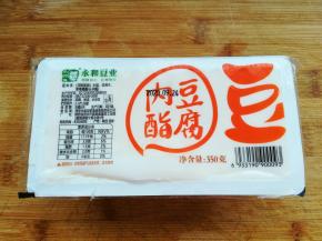 内脂豆腐1盒，放入微波炉高火1分钟或者上锅蒸10分钟。
