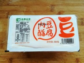 内脂豆腐1盒，放入微波炉高火1分钟或者上锅蒸10分钟。