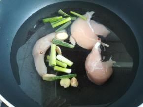 鸡胸肉提前解冻，洗净焯水。放入姜片、葱段、花椒、料酒去腥，水开后煮8分钟关火，焖3分钟后捞出。这样煮好的鸡胸肉非常鲜嫩。