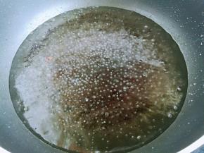 锅内烧开水。