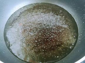 锅内烧开水。