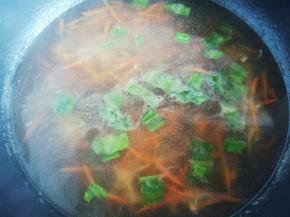 下入配菜煮熟，烹入生抽、鲜鸡汁，口味重的可加点盐，味精，勾入淀粉水煮开关火。
