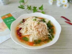 豆腐放入盘中，马上鸡肉丝，淋入煮好的料汁，撒上葱花、花生米，滴几滴芝麻油或者花椒油，即可享用。