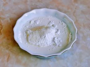 首先做麻薯，糯米粉，淀粉，糖，牛奶混合。