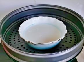 盖上耐高温保鲜膜，隔水蒸20分钟，关火焖2分钟。