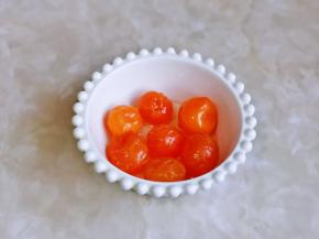 咸蛋黄倒入玉米油浸泡15分钟。