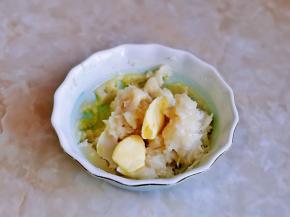 蒸好的麻薯用筷子搅拌一下，再加入黄油。