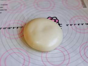 戴上食品手套，揉至光滑。