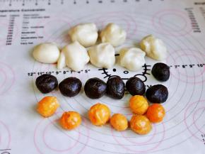 准备做麻薯豆沙蛋黄馅啦！各分成7等份。