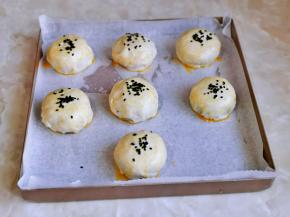 依次做好，放入烤盘中，刷上蛋液，撒上黑芝麻。