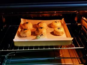 入烤箱中层，上下185度烤25分钟。