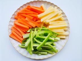 土豆、胡萝卜去皮切条，青椒切宽一点的丝，