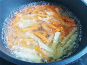 锅中烧开水，加土豆胡萝卜煮3分钟捞出备用。
