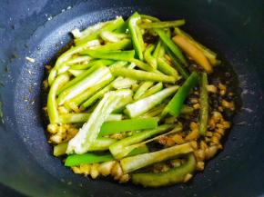锅中蒜末爆香，加青椒翻炒30秒，